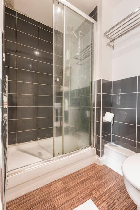 En-Suit Room With Free Dedicated Parking Manchester Luaran gambar