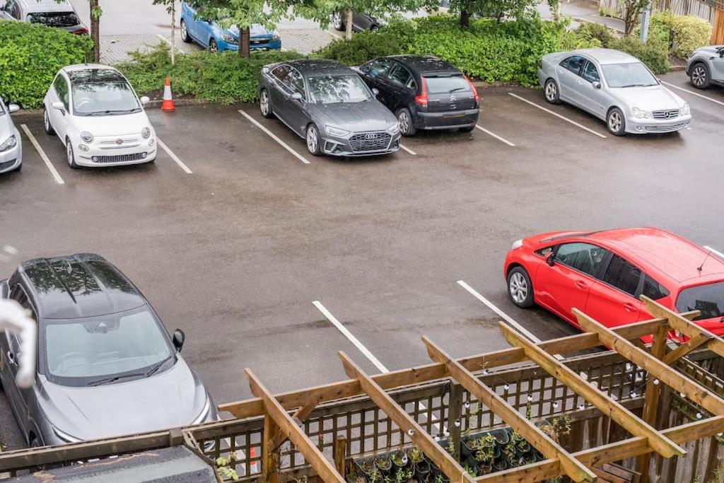 En-Suit Room With Free Dedicated Parking Manchester Luaran gambar