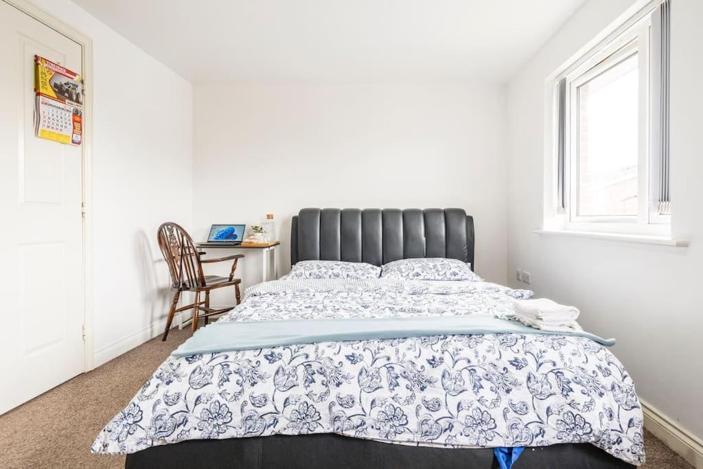 En-Suit Room With Free Dedicated Parking Manchester Luaran gambar